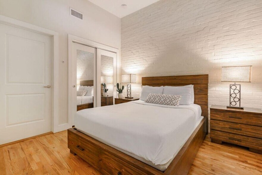 Building Photo - 201 Magazine St