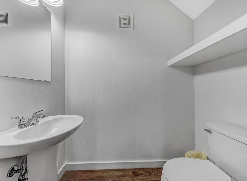 Building Photo - 3320 Robin Ln