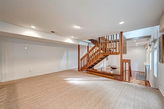 Building Photo - 8986 Chatsworth Dr