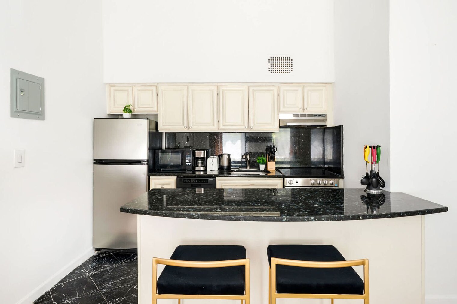 Building Photo - 240 E 26th St