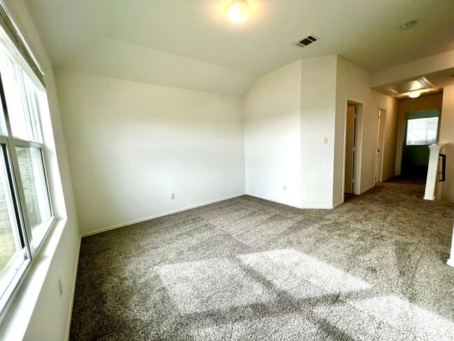 Building Photo - Beautiful 3 beds 2.5 baths in Lago Vista