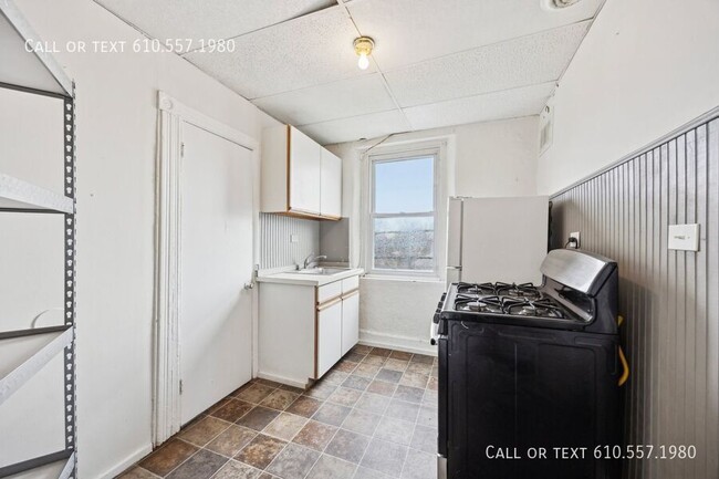 Building Photo - Large 1 Bedroom - 1 Bathroom  Apartment in...