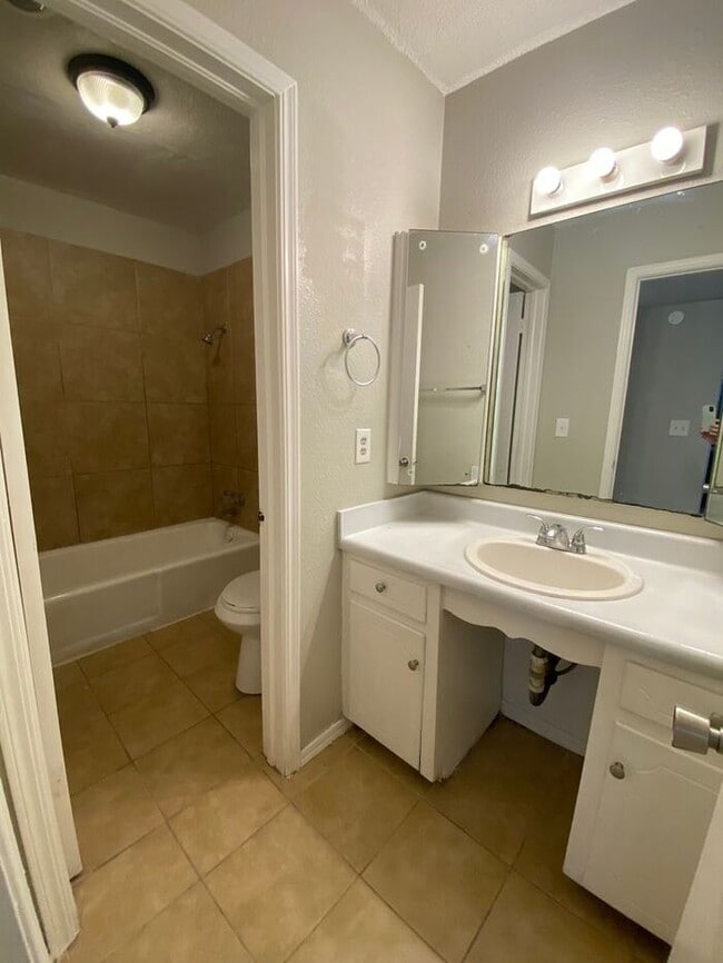 Building Photo - Spacious 1 Bed 1 Bath