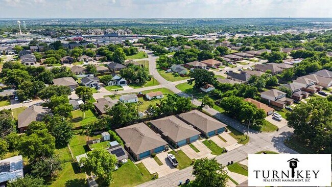 Building Photo - Stunning 3BR/2BA Duplex with 2-Car Garage — Modern Finishes, Move-In Ready in West Fort Worth!