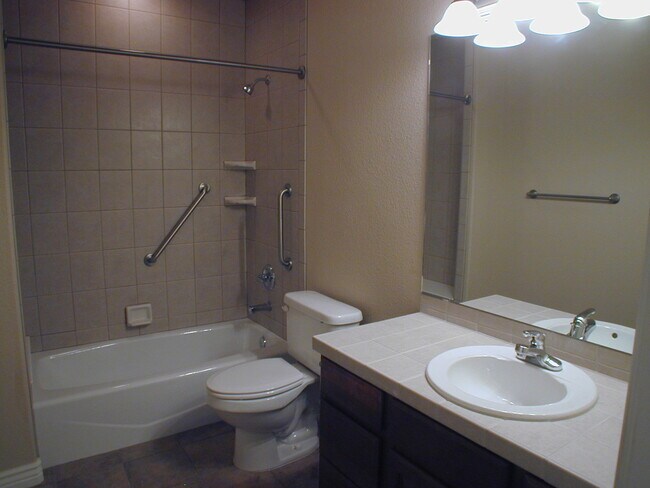 Building Photo - House For Lease