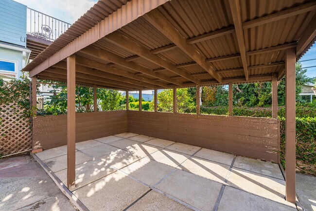 Building Photo - Super Cute 3bed 2 bath home with peek-a-boo ocean view South Redondo