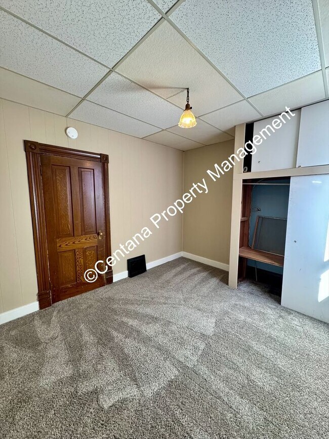 Building Photo - Huge 3 bedroom house with 2 bonus rooms an...