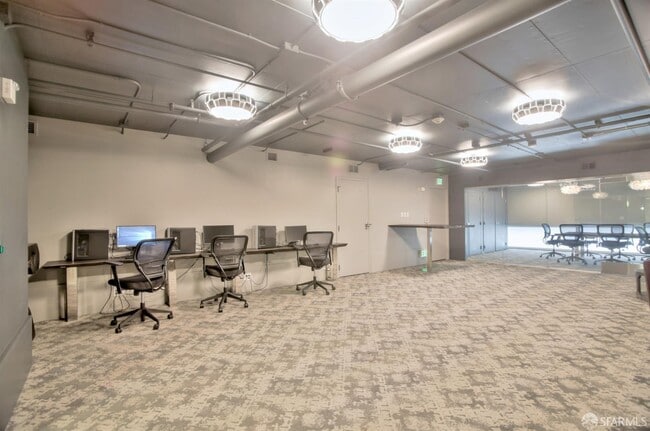 Building Photo - 555 4th St