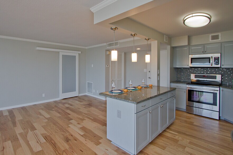 1101 - 4545 Wornall Rd