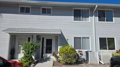 Building Photo - 2 Bed 2 Bath townhome with a Den/ Office s...