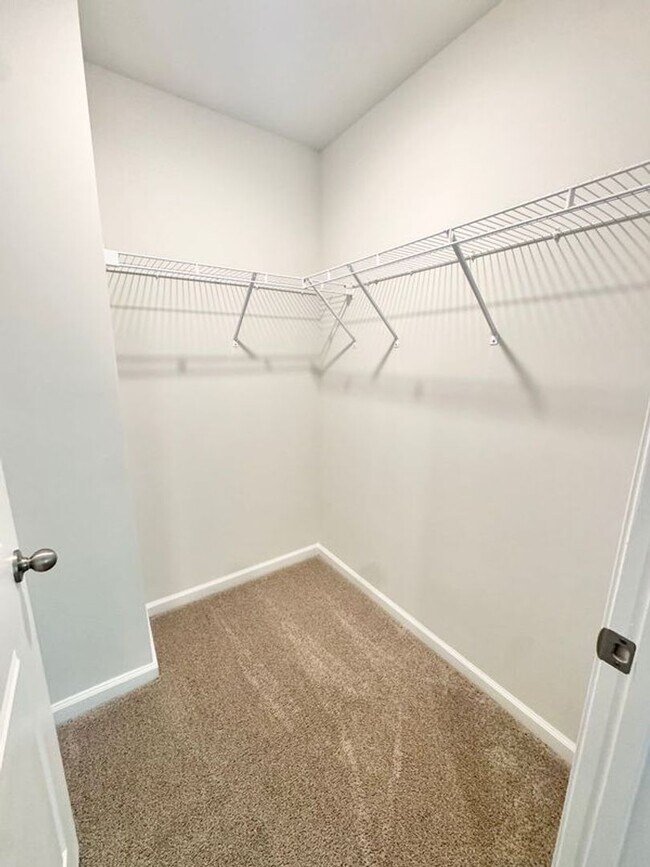 Building Photo - **$1000 off first months rent with acceptable credit and application**Available NOW!! 4 bedroom 2...