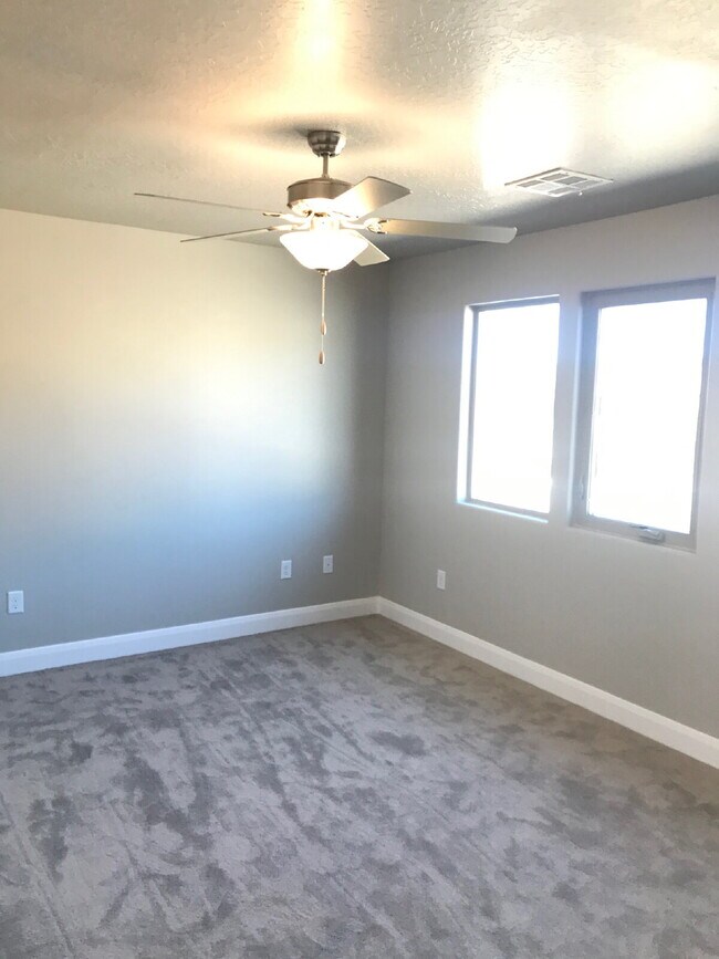 Building Photo - Spacious 4 bed 2.5 bath Townhome in Hurricane Heights