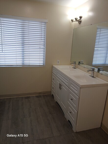 Building Photo - 15450 Country Club Dr