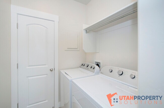 Building Photo - 1807 N Crest Rd