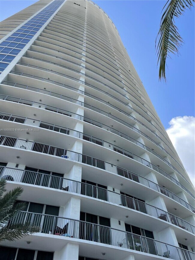 Building Photo - 1750 N Bayshore Dr