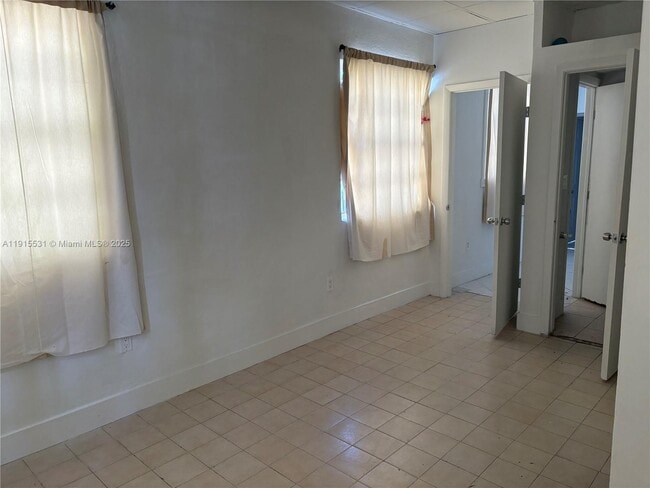 Building Photo - 927 SW 9th Ave