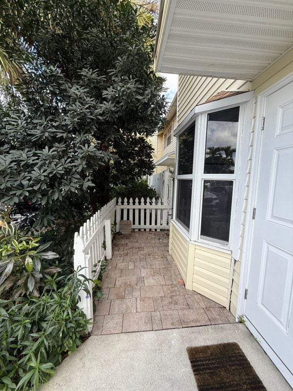 Building Photo - 2877 NE 15th St