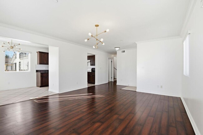 Building Photo - 1614 W 39th Pl