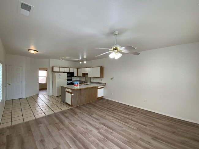 Building Photo - 3 Bedroom Townhome Available Near Albuquer...