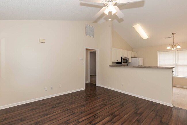 Building Photo - THREE BEDROOM HOME WITH LARGE YARD!