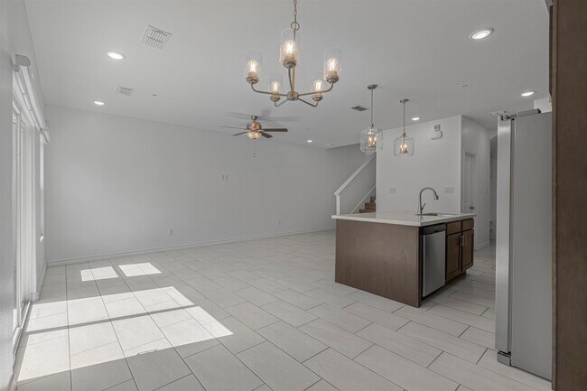 Building Photo - 9916 Bijan Dr