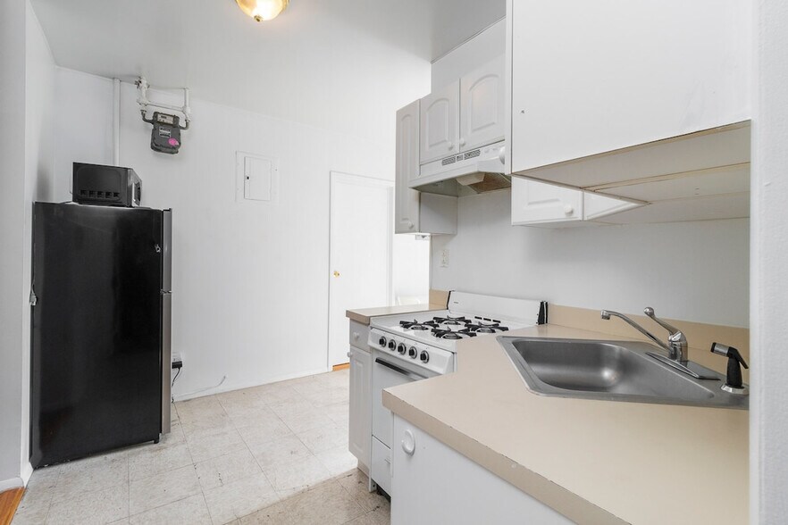 Building Photo - 224 E 95th St