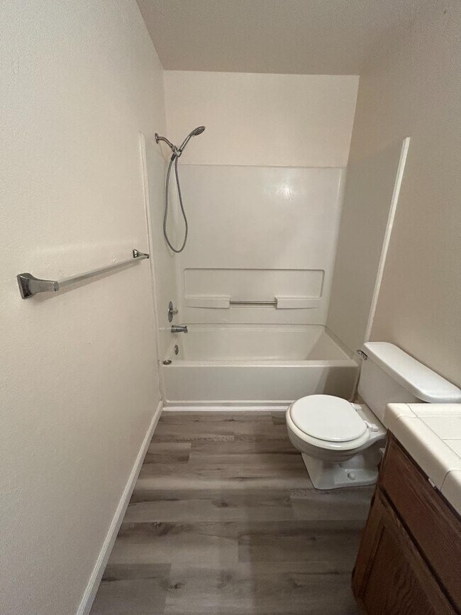 Building Photo - 2250 Scarborough Dr