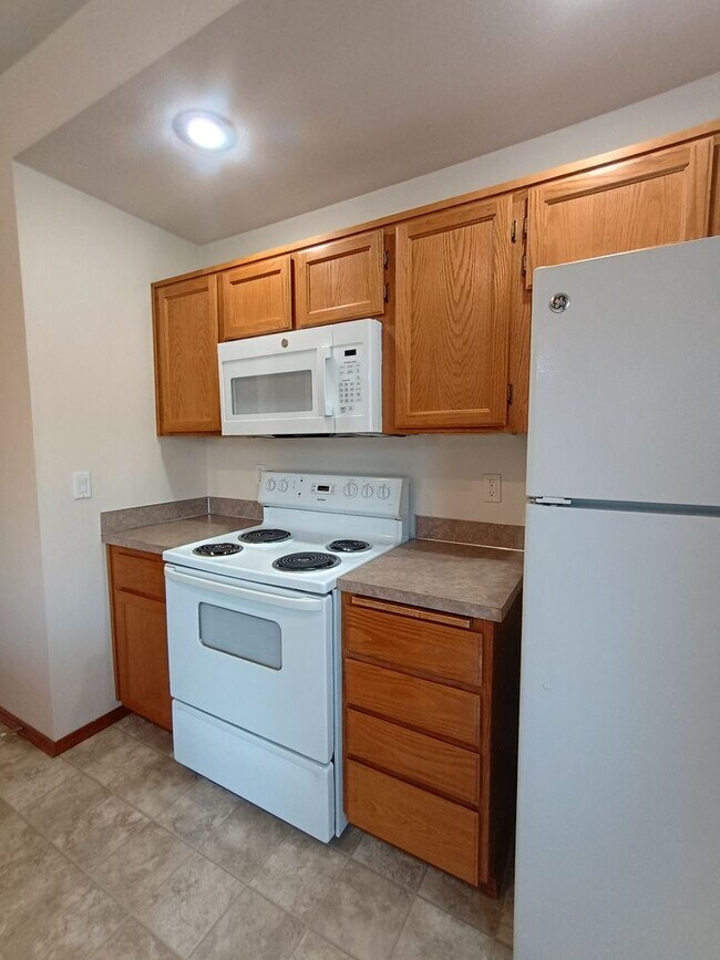 Building Photo - 2 Bedroom 2.5 bath BIG Townhouse with garage - minutes from JBLM East Gate