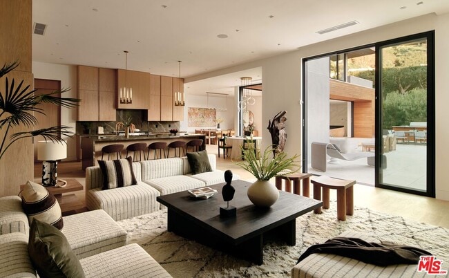 Building Photo - 10901 Chalon Rd