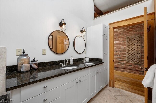 Building Photo - 1667 E 40th St