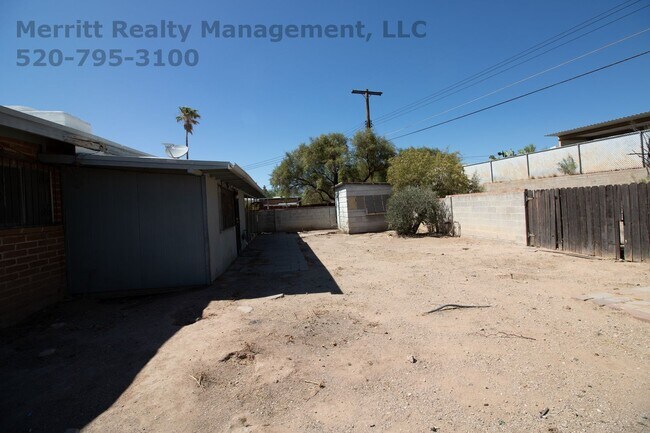 Building Photo - 4 Bedroom, 2 bath, air conditioned, fenced...