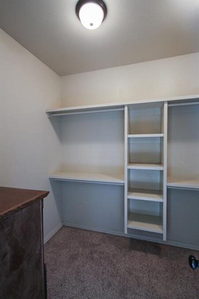 Building Photo - Gorgeous 4-Bedroom Home Ready to move in ASAP.