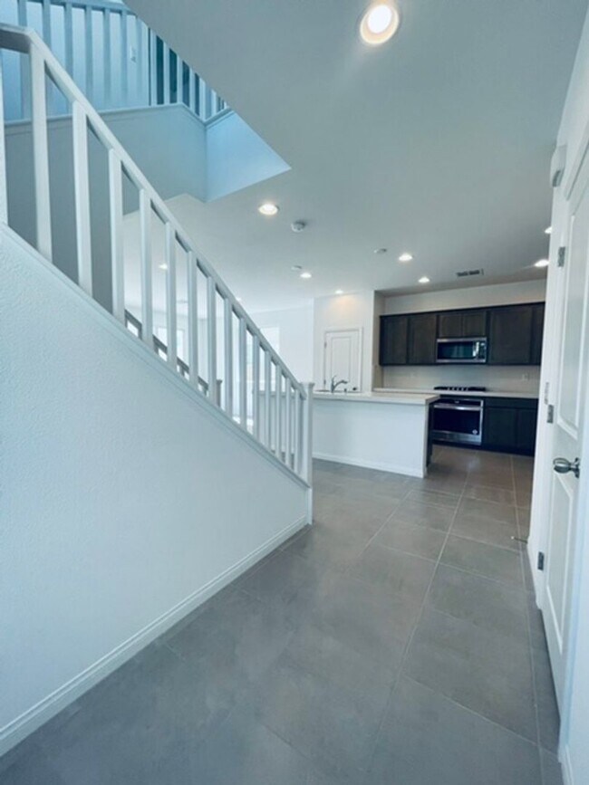 Building Photo - BEAUTIFUL 4 BEDROOM + LOFT HOME LOCATED IN...