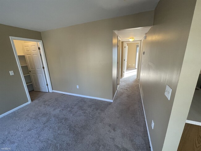 Building Photo - 2 br, 1 bath Condo - Martin Orchards Condo...