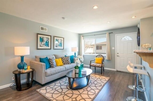 Building Photo - Beautifully Remodeled 2 Bedroom 1 Bath Condo in South San Jose!