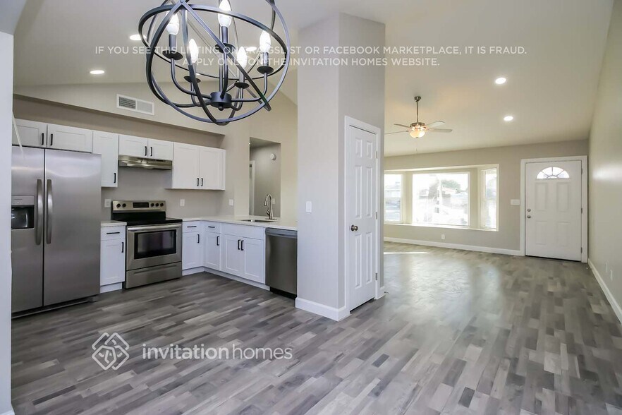 Building Photo - 3520 E Pueblo Ave