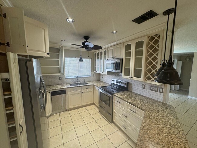 Building Photo - 3 Bedroom 1 Bath Home with Fully Fenced Backyard for Rent in SE Palm Bay