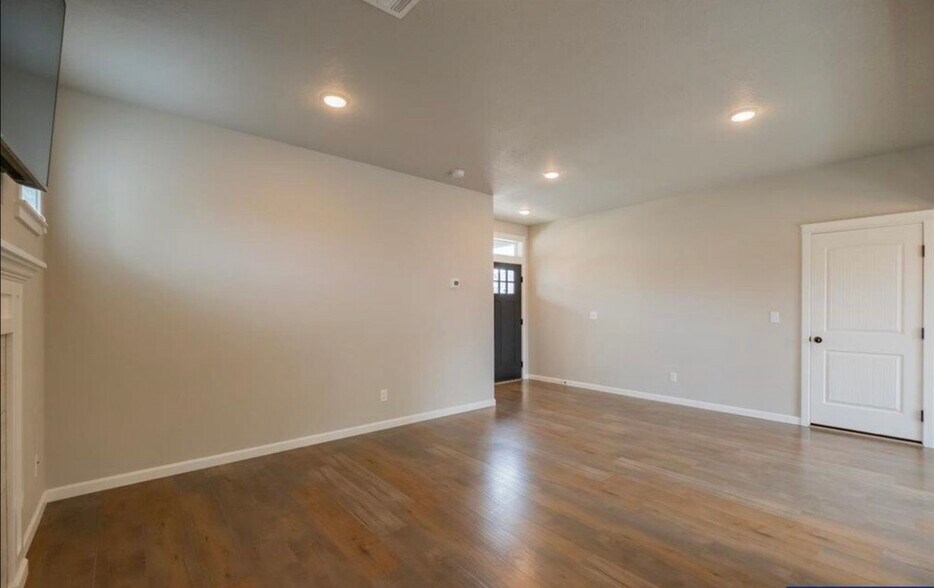 Building Photo - 4164 Sagecrest Dr NE