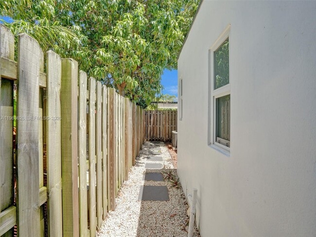 Building Photo - 1713 NE 15th Ave