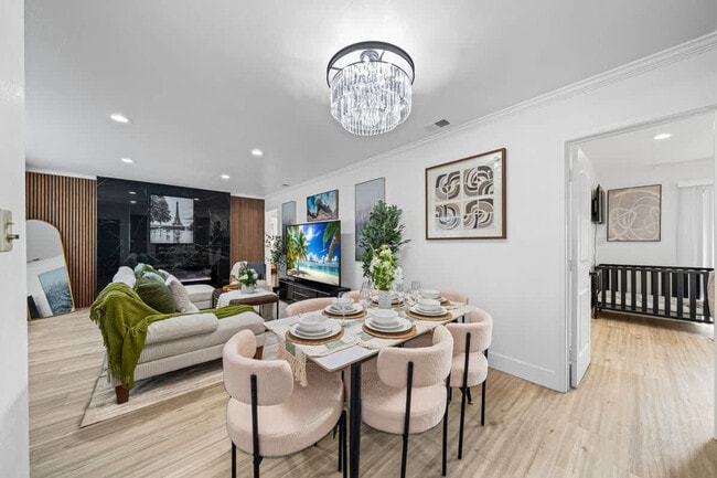 Building Photo - 606 S Sunshine Ave