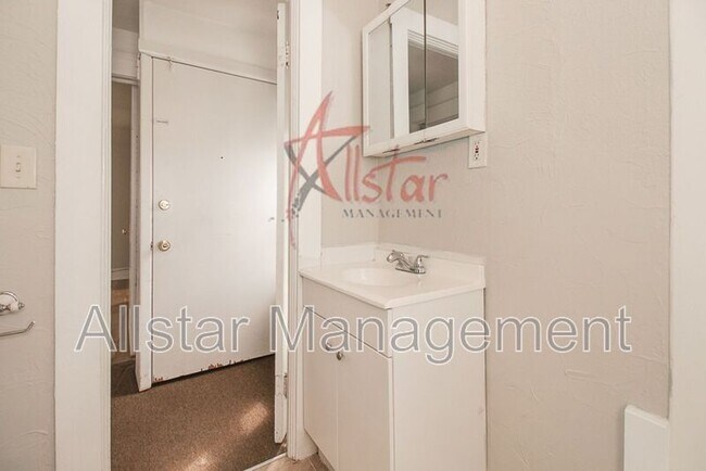 Building Photo - 1622 Ridgewood Ave