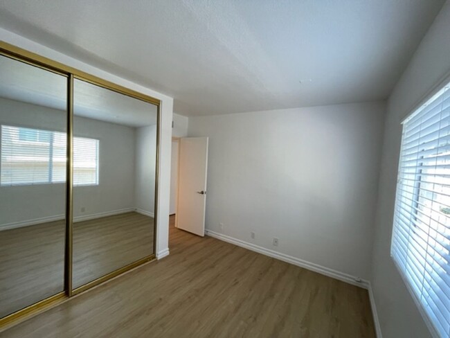 Building Photo - Beautiful 2 bedroom/2 bath end unit condo ...