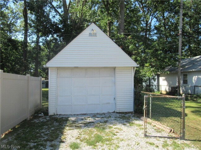 Building Photo - 29107 Fuller Ave