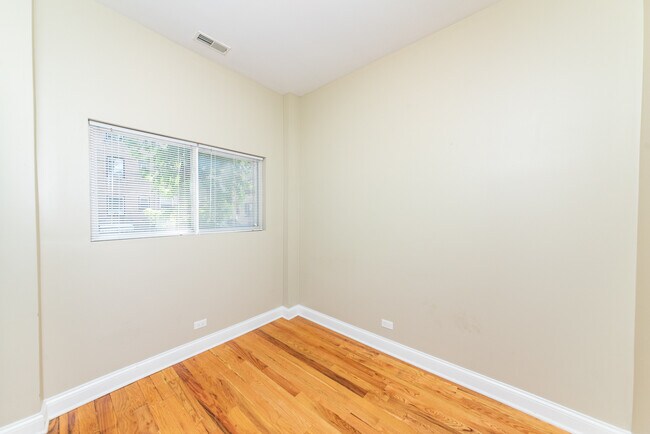 Building Photo - 3927 N Clarendon-1R
