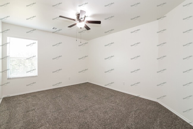 Building Photo - 746 W Lola Dr