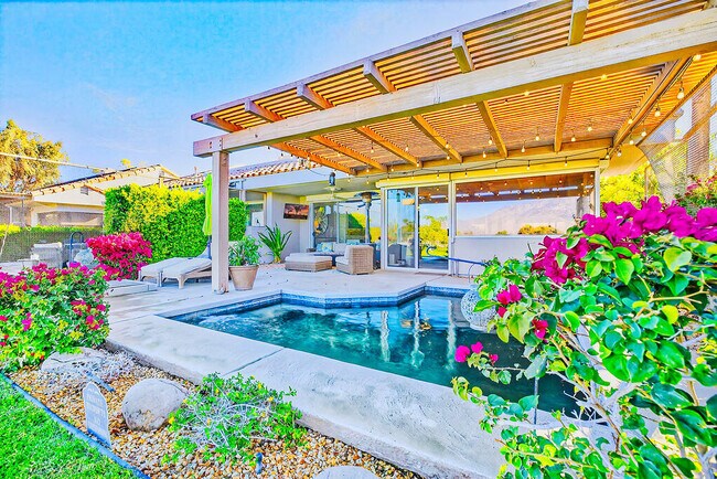 Building Photo - 10 Colonial Dr