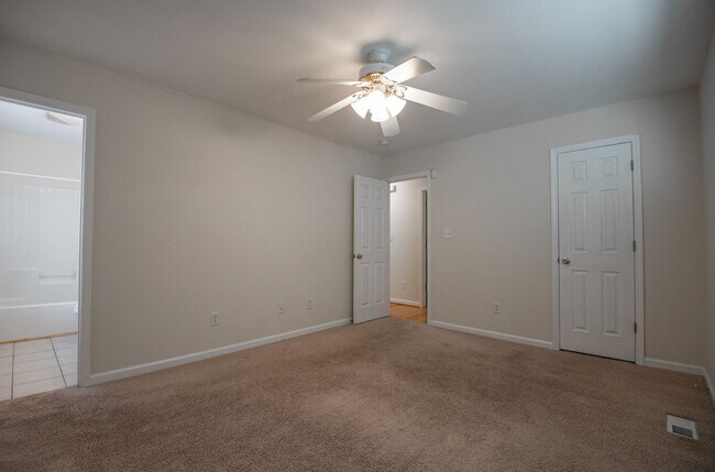 Building Photo - Comfortable 3 Bedroom / 2 Bath One - Level Home in Tuscaloosa-Lakewood Neighborhood!