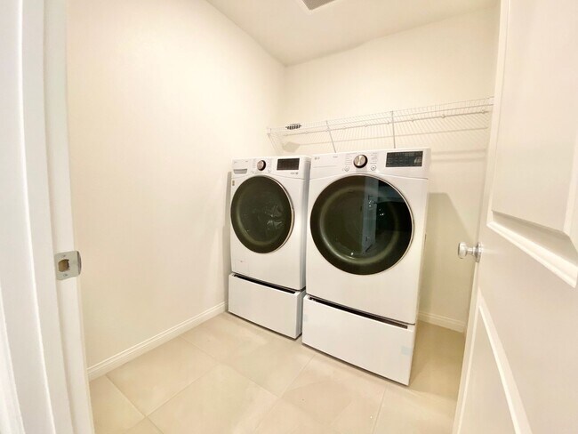 Building Photo - STUNNING BRAND NEW 3 BEDROOMS 2.5 BATHROOMS TWO STORY TOWNHOUSE WITH 2 CAR GARAGE