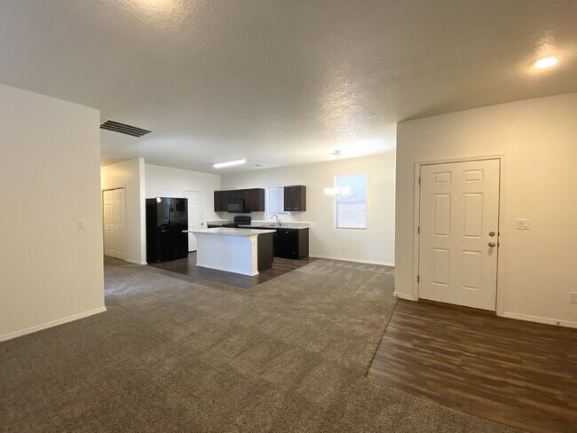 Building Photo - MUST SEE 3BR/2Bath