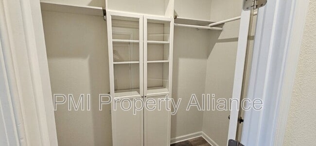 Building Photo - 710 Birch Hollow Dr